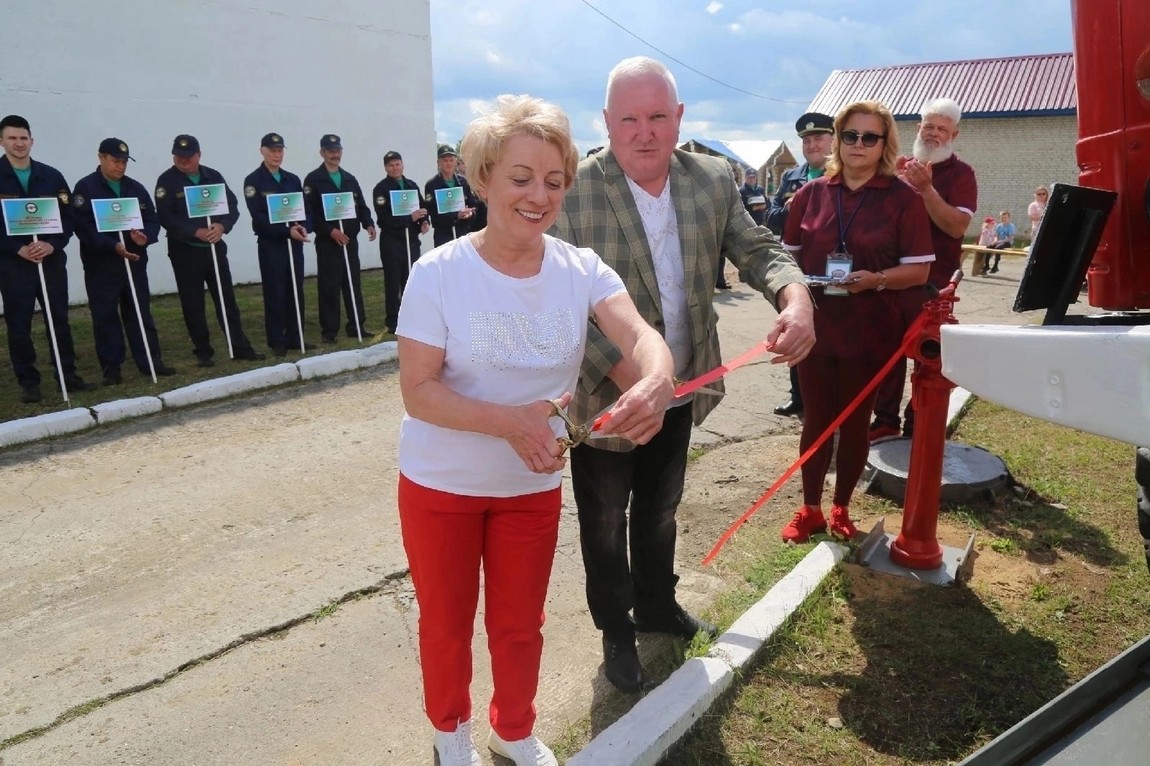 Памятник пожарной машине - село Усть-Вымь, ул. Центральная 1г на портале  ВДПО.РФ